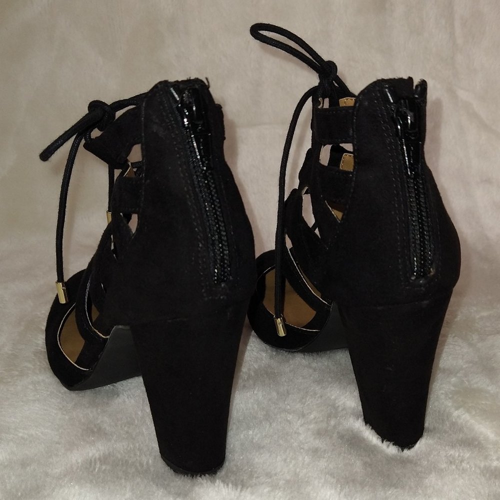 14th & Union Velvet Strap Pump - Picture 5 of 9
